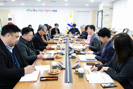 이민근 안산시장이 시청 회의실에서 한양대 에리카 건축학부와 역세권 청년그라운드 조성 간담회를 주재하고 있다. 안산시 제공