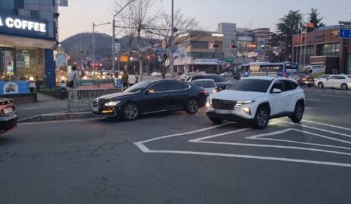 11일 오후 6시31분께 나사렛국제병원 별관 앞 동춘사거리 유턴 구간에서 좌회전해 골목으로 진입한 차량이 길을 막아 교통정체를 유발했다. 이동현기자