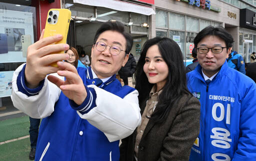 12일 오후 인천 서구 청라 커넬워크에서 더불어민주당 이재명 대표가 서구을 이용우 예비후보 지원유세현장에서 만난 시민들과 셀카를 찍고 있다. 조병석 기자