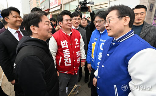 12일 인천 서구 청라 커넬워크에서 민주당 이재명 당대표와 국민의힘 안철수 공동선대위원장이 서구을 예비후보 지원유세 중 만나 인사를 하고 있다. 조병석 기자