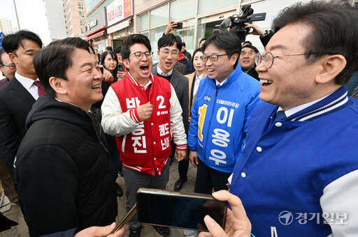 12일 인천 서구 청라 커넬워크에서 민주당 이재명 당대표와 국민의힘 안철수 공동선대위원장이 서구을 예비후보 지원유세 중 만나 인사를 하고 있다. 조병석 기자