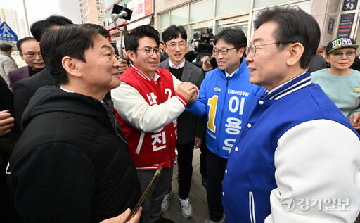 12일 인천 서구 청라 커넬워크에서 민주당 이재명 당대표와 국민의힘 안철수 공동선대위원장이 서구을 예비후보 지원유세 중 만나 인사를 하고 있다. 조병석 기자