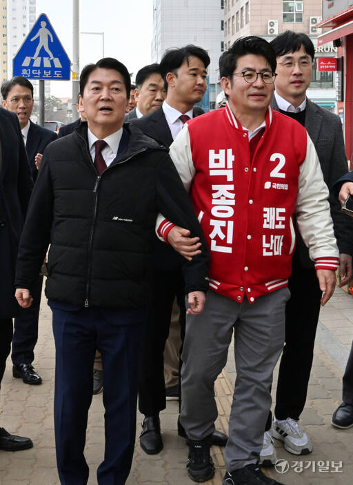 12일 인천 서구 청라 커넬워크에서 국민의힘 안철수 공동선대위원장이 서구을 박종진 예비후보 지원유세를 하고 있다. 조병석 기자