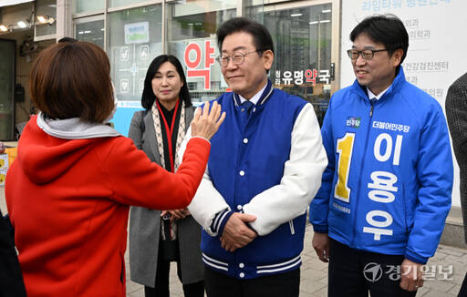 12일 오후 인천 서구 청라 커넬워크에서 민주당 이재명 당대표가 서구을 이용우 예비후보 지원유세현장에서 만난 시민들과 인사를 나누고 있다. 조병석 기자