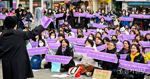 경기여성단체연합 등 시민단체 주최로 12일 오후 수원역 문화광장에서 열린 제116주년 3.8 세계여성의 날 및 제20회 경기여성대회에서 참석한 여성단체회원들이 손피켓을 들고 구호를 외치고 있다. 윤원규기자