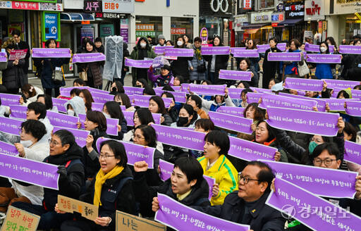 경기여성단체연합 등 시민단체 주최로 12일 오후 수원역 문화광장에서 열린 제116주년 3.8 세계여성의 날 및 제20회 경기여성대회에서 참석한 여성단체회원들이 손피켓을 들고 구호를 외치고 있다. 윤원규기자
