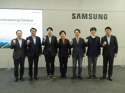 개혁신당 이준석 대표와 양향자 원내대표는 12일 삼성전자 화성캠퍼스를 방문해 기념촬영을 하고 있다. 양향자 의원실 제공