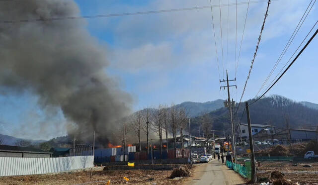13일 오전 9시22분께 남양주시 별내면 소재 견과류 포장 보관 창고에서 불이 났다. 경기도북부 소방재난본부 제공