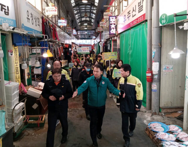 13일 오전 8시50분께 인천 미추홀구가 용현시장에서 미추홀소방서 소방관, 전기안전공사, 소방업체 직원 등 10여명과 함께 안전 점검을 하고 있다. 미추홀구 제공