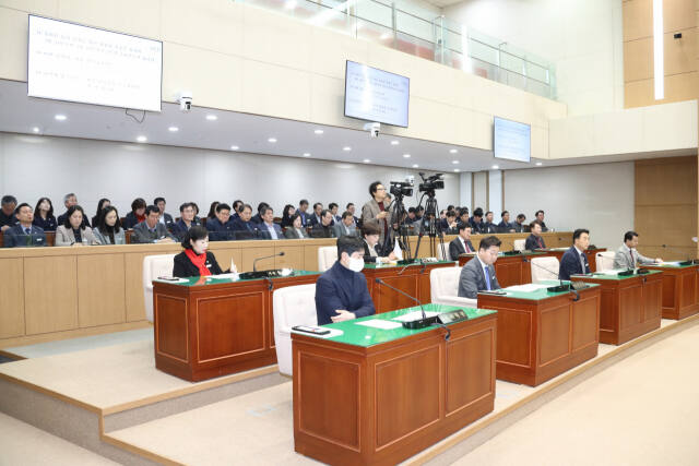 이천시의회가 제242회 임시회를 개회하고 있다. 이천시의회 제공