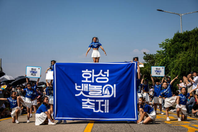 (재)화성시문화재단이 다음달 15일까지 제14회 화성 뱃놀이 축제 ‘바람의 사신단 댄스 퍼포먼스’ 시민참가팀을 모집한다. 사진은 지난해 열렸던 화성 뱃놀이 축제 모습. 화성시문화재단 제공