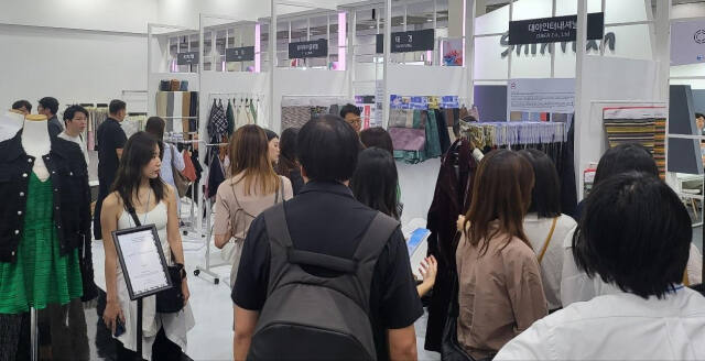 지난해 열린 ‘양포동 프리미엄 수주상담회’에서 바이어들이 제품을 둘러 보고 있다. 경기섬유산업연합회 제공