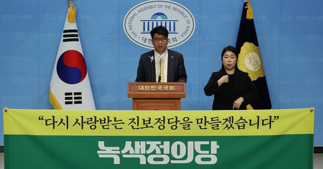 녹색정의당 김준우 녹색정의당 상임대표가 13일 국회에서 비례대표 후보를 발표하고 있다. 연합뉴