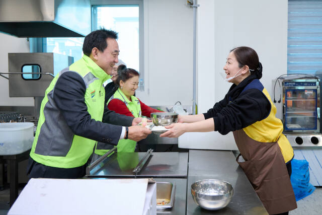 이충우 여주시장이 13일 여주시 중앙동 행정복지센터에서 열린 소외계층을 위한 ‘요리하고! 나누고!’ 프로그램에 참여해 취약계층과 소통하고 있다. 유진동기자