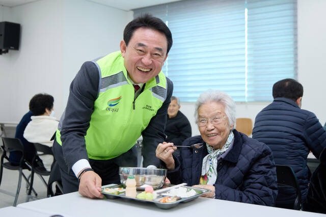이충우 여주시장이 여주시 중앙동 행정복지센터에서 열린 소외계층을 위한 ‘요리하고! 나누고!’ 프로그램에 참여해 취약계층과 소통하고 있다. 유진동기자