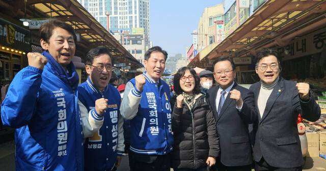 13일 인천 남동구 구월동 모래내시장에서 김부겸 더불어민주당 상임공동선거대책위원장 및 맹성규(남동구갑)·박찬대(연수구갑)·이병래·이훈기(남동구을) 예비후보가 시민과 기념촬영을 하고 있다. 박귀빈기자