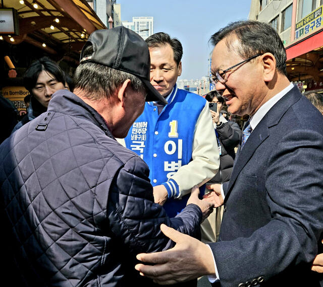 13일 인천 남동구 구월동 모래내시장에서 김부겸 더불어민주당 상임공동선거대책위원장이 지역 주민들과 인사하고 있다. 박귀빈기자