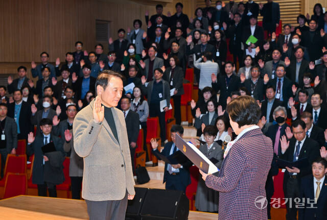 13일 오전 경기도교육청에서 열린 ‘경기도교육청 2024년 상반기 청렴 교육’에서 임태희 경기도교육감과 교육청 간부들이 경기교육 청렴 다짐 선서를 하고 있다. 윤원규기자