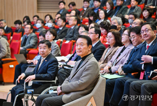 13일 오전 경기도교육청에서 열린 ‘경기도교육청 2024년 상반기 청렴 교육’에서 임태희 경기도교육감과 교육청 간부들이 교육을 받고 있다. 윤원규기자