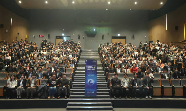 김동연 경기도지사가 13일 도청 다산홀에서 '인공지능(AI), 기회와 도전'을 주제로 기회혁신 포럼 경바시(경기도를 바꾸는 시간)를 개최한 뒤 기념촬영을 하고 있다. 경기도 제공