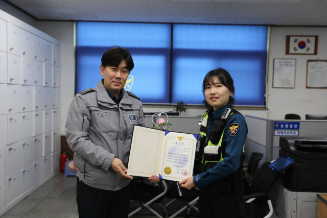 안양동안경찰서는 지난 13일 범계지구대를 방문해 범인 검거 유공자인 강유민 경장(오른쪽)에게 표창장을 수여했다. 안양동안경찰서 제공.