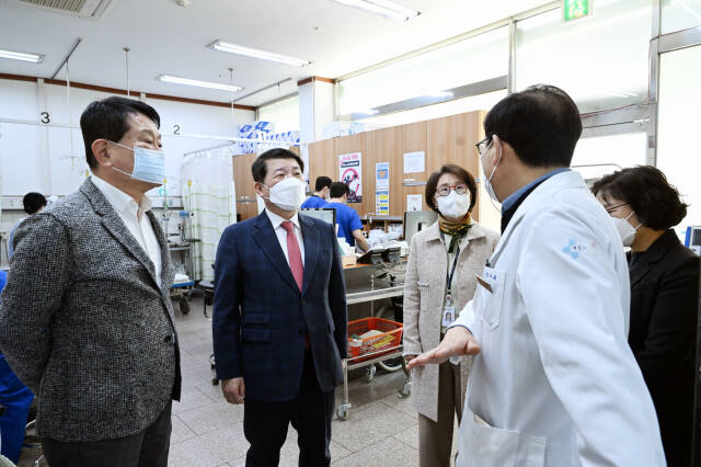 백경현 구리시장은 최근 사회적 이슈가 되는 의료계 집단행동과 관련해 지역응급의료기관인 윤서병원을 방문해 윤재근 행정원장으로 부터 비상진료체계 등 설명을 듣고 있다. 구리시청 제공