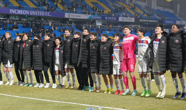 프로축구 수원FC가 개막 3경기 연속 무패행진을 위해 대구 원정길에 오른다. 사진은 인천과의 시즌 개막전 승리 후 세리머니를 펼치고 있는 수원FC 선수단.수원FC 제공