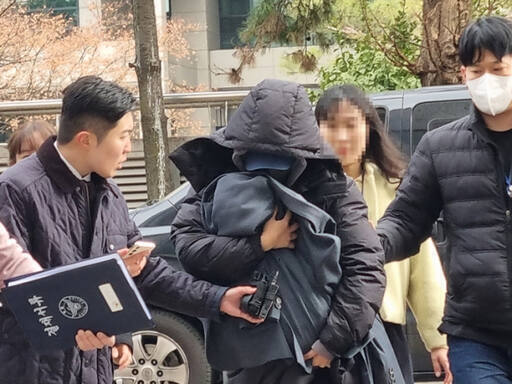 이씨를 협박해 수천만원을 뜯은 혐의를 받는 B씨가 지난해 12월28일 오후 인천지법에서 구속 전 피의자 심문(영장실질심사)을 받기 위해 모습을 드러내고 있다. 경기일보DB