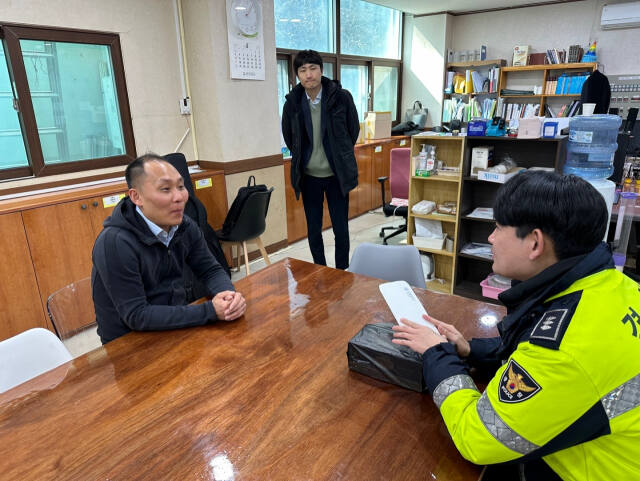 의왕경찰서는 종교단체와 함께 어르신 교통사고예방활동을 전개했다. 의왕경찰서 제공