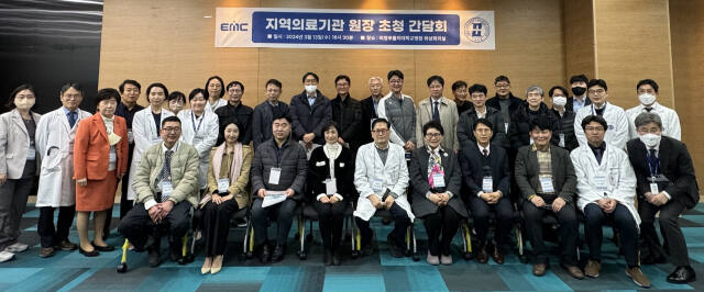 이승훈 의정부을지대병원장을 비롯한 주요 보직교수와 경기 북부지역 협력병원 병원장 등이 간담회를 마친 뒤 기념촬영하고 있다. 의정부을지대병원 제공