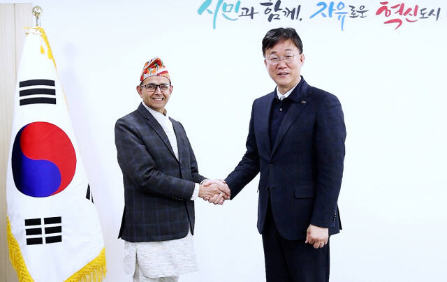주한 네팔 공사 참사관 안산시 방문, 이민근 시장 접견. 안산시 제공