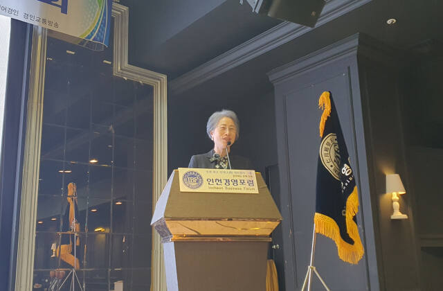 최순자 전 인하대학교 총장이 14일 오전 인천 라마다 송도호텔에서 열린 제467회 인천경영포럼 조찬강연회에서 공연 대중문화 세계화의 필요성에 대해 설명하고 있다. 지우현기자