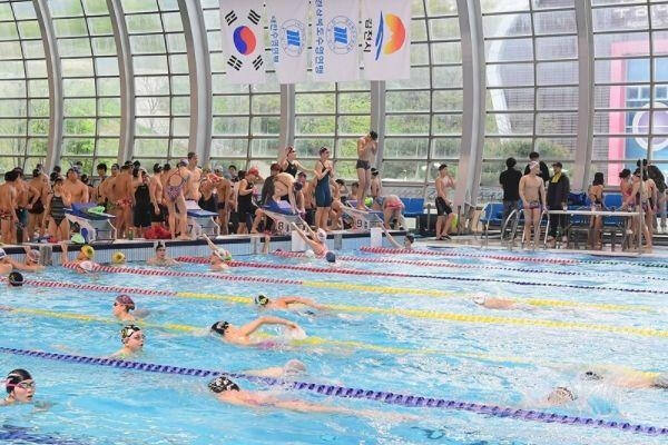 2024시즌 수영 전국대회 개막을 알린 김천 전국수영대회 경기 모습.연합뉴스