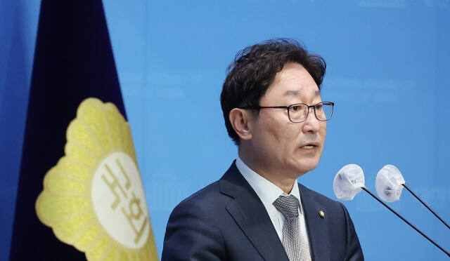 더불어민주당 박범계 중앙당 선거관리위원장이 국회에서 브리핑을 하고 있다. 연합뉴스