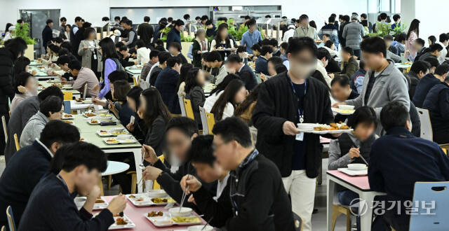 고물가 영향, 붐비는 구내식당 [포토뉴스]