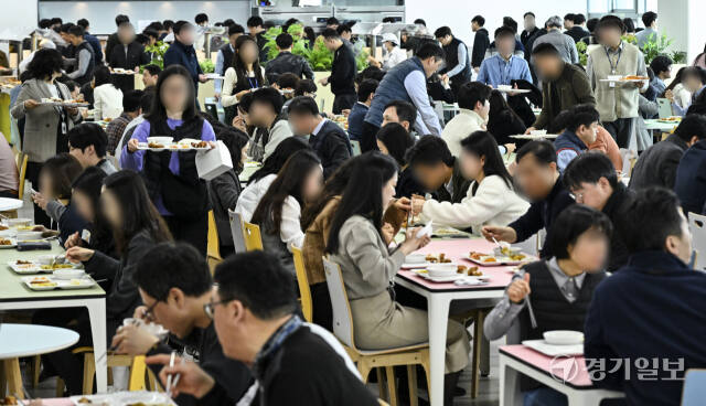 고물가 영향, 붐비는 구내식당 [포토뉴스]