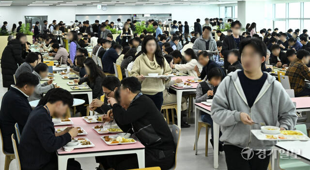 고물가 영향, 붐비는 구내식당 [포토뉴스]
