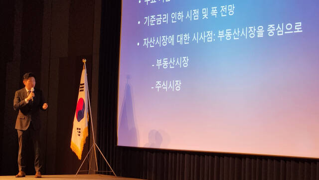석병훈 이화여대 경제학과 교수가 15일 라마다프라자 수원호텔에서 열린 수원상공회의소 조찬강연회에서 강연을 진행하고 있다. 김정규기자