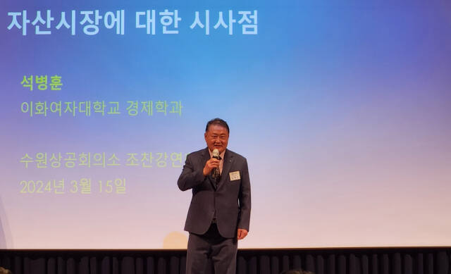 김재옥 수원상공회의소 회장이 15일 라마다프라자 수원호텔에서 열린 조찬강연회에서 강연에 앞서 인사말을 전하고 있다. 김정규기자