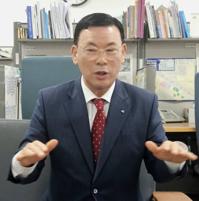 15일 인천시청 기자실에서 박주봉 인천상공회의소 회장이 제25대 회장으로 선임된 소감과 앞으로의 계획 등을 말하고 있다. 박귀빈기자