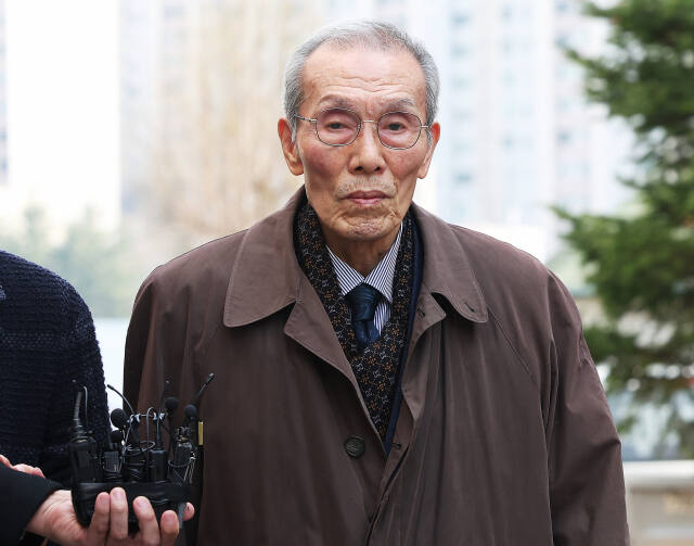 여성을 강제 추행한 혐의로 기소된 배우 오영수 씨가 15일 오후 경기도 성남시 수원지방법원 성남지원에서 열린 1심 선고공판에 출석하고 있다. 연합뉴스