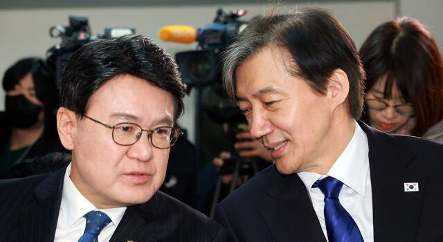 조국혁신당 조국 대표와 더불어민주당 황운하 의원이 8일 오전 서울 여의도 조국혁신당 당사에서 열린 황운하 의원 입당 기자회견에서 대화하고 있다. 연합뉴스