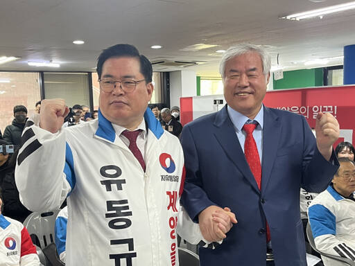 지난 2월27일 인천 계양구 계산동에서 열린 유동규 자유통일당 계양을 예비후보 개소식에서 유 예비후보와 전광훈 목사가 파이팅 자세를 하고 있다. 경기일보DB