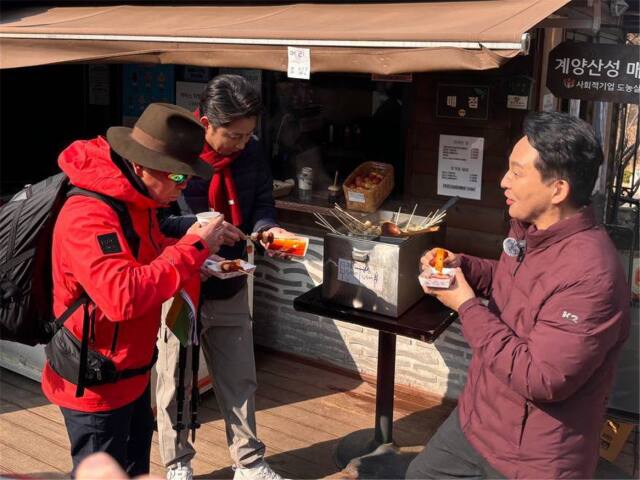 16일 원희룡 예비후보와 엄홍길 대장, 이천수 후원회장이 계양산 매점에서 간식을 먹고 있다. 원 예비후보 측 제공