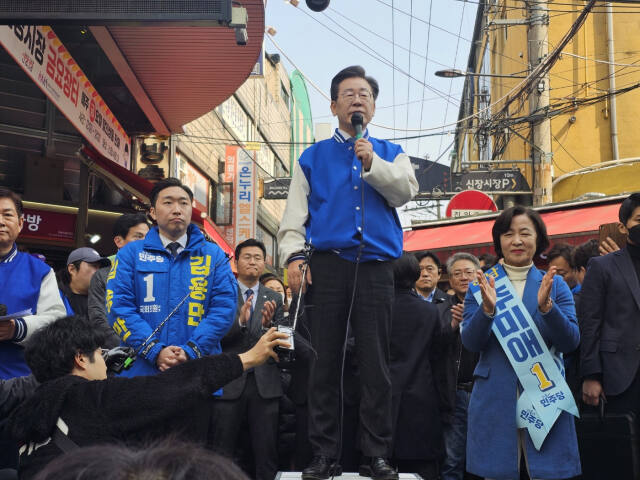 16일 오전 11시께 하남시 신장시장을 찾아 추미애, 김용만 예비후보 지지유세에 나선 더불어민주당 이재명 대표. 김동수 기자