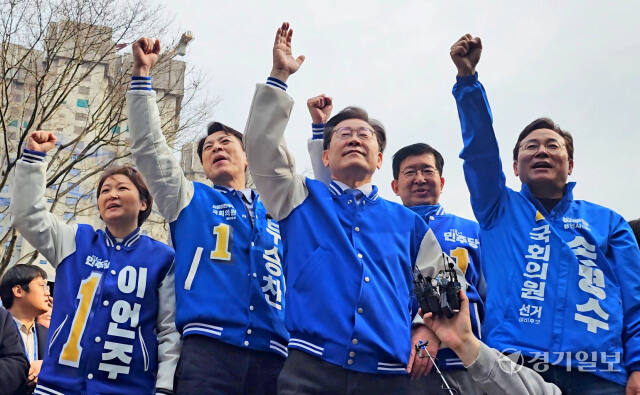 16일 오후 용인특례시 수지구청 광장에서 (왼쪽부터) 이언주 용인정 예비후보, 부승찬 용인병 예비후보, 이재명 대표, 이상식 용인갑 예비후보, 손명수 용인을 예비후보가 시민들을 만나고 있다. 송상호기자