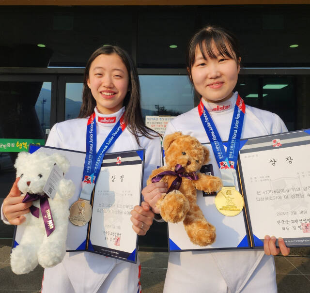 제36회 한국중·고연맹회장배 전국남녀펜싱선수권대회 여중부 에페 개인전서 1,2위를 차지한 박온유(오른쪽)와 박하율.동성중 제공