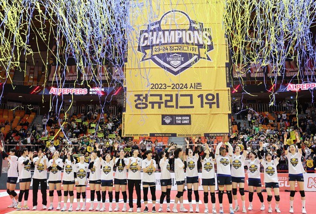 도드람 2023-2024 V리그 여자부에서 정규리그 우승을 차지한 수원 현대건설 선수들이 우승 세리머니를 펼치고 있다.연합뉴스