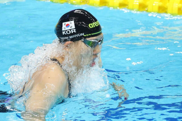여자 일반부 평영 100m서 우승 물살을 가른 권세현.경기일보 DB