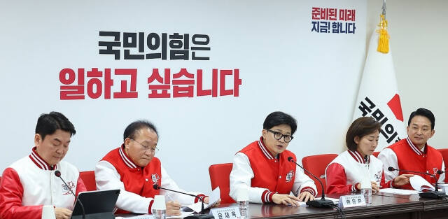 국민의힘 총괄선대위원장인 한동훈 비상대책위원장이 17일 오전 서울 여의도 중앙당사에서 열린 중앙선거대책위원장 회의에서 발언하고 있다. 왼쪽부터 안철수·윤재옥 공동선대위원장, 한동훈 위원장, 나경원·원희룡 공동선대위원장. 연합뉴스